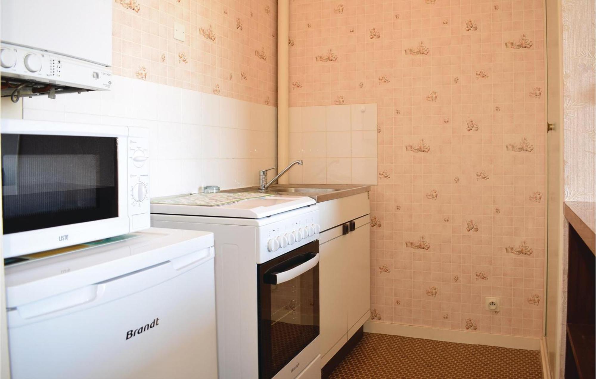 1 Bedroom Nice Apartment In Grandcamp Maisy 외부 사진