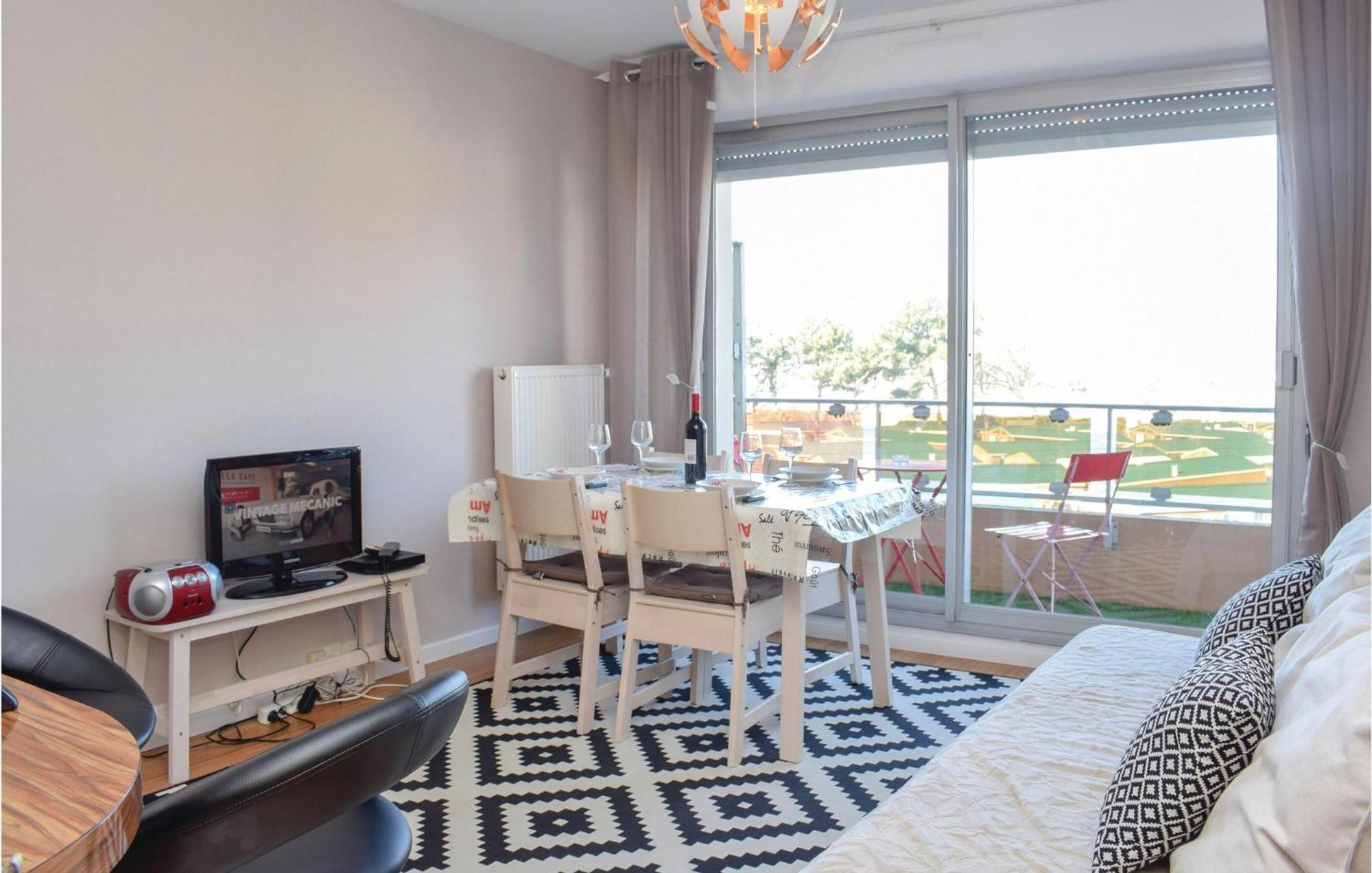1 Bedroom Nice Apartment In Grandcamp Maisy 외부 사진