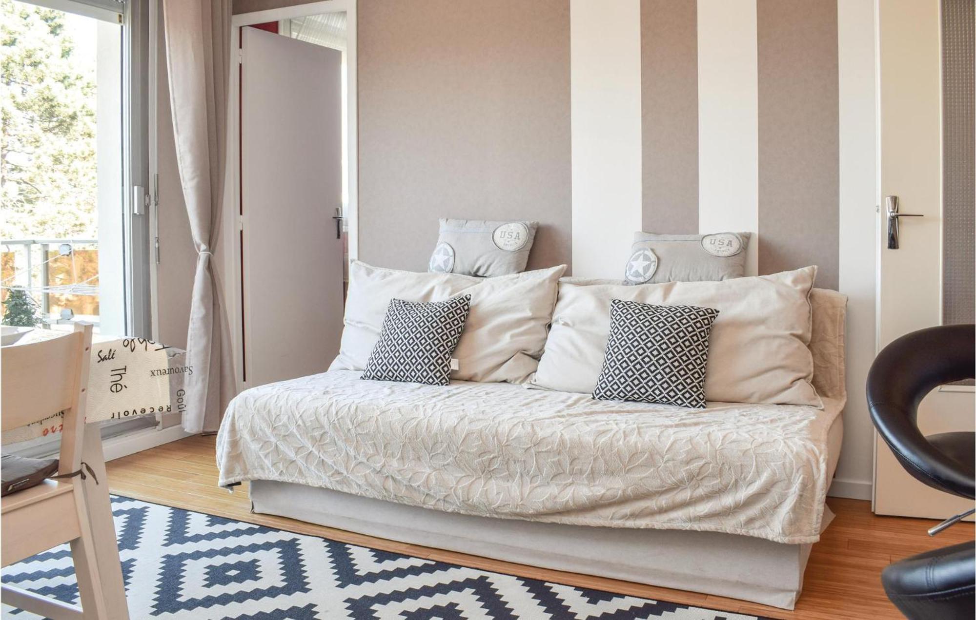 1 Bedroom Nice Apartment In Grandcamp Maisy 외부 사진